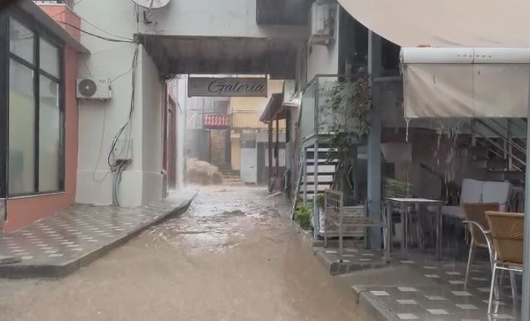 PAMJET/ Reshjet e shiut paralizojnë lëvizjen e qytetarëve dhe të automjeteve në Lezhë, bllokohen…