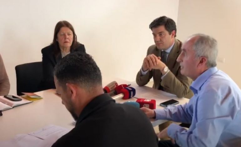 RREZIKU NGA ZJARRET/ Prefekti i Korçës mbledh emergjencat: Duhet bashkëpunim dhe punë