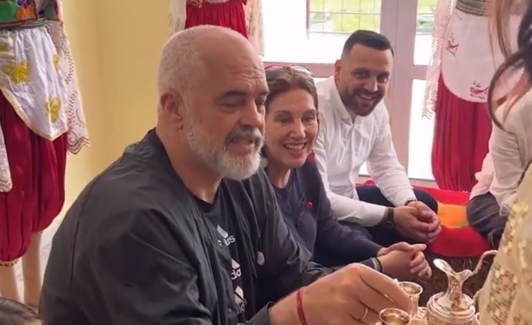 RAMA VIZITON QENDRËN E RE TË PËRPUNIMIT TË BIMËVE NË LAZARAT/ Banorët e surprizojnë me dhuratat e veçanta