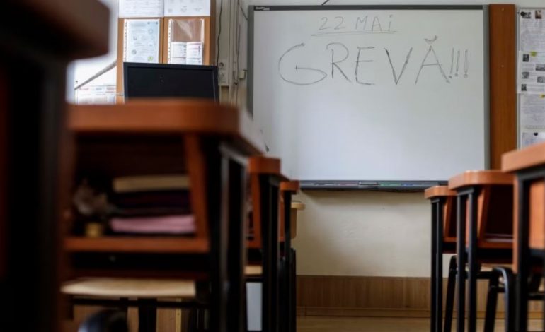KËRKOJNË RRITJE PAGASH/ Mësimdhënësit në Rumani hynë në grevë