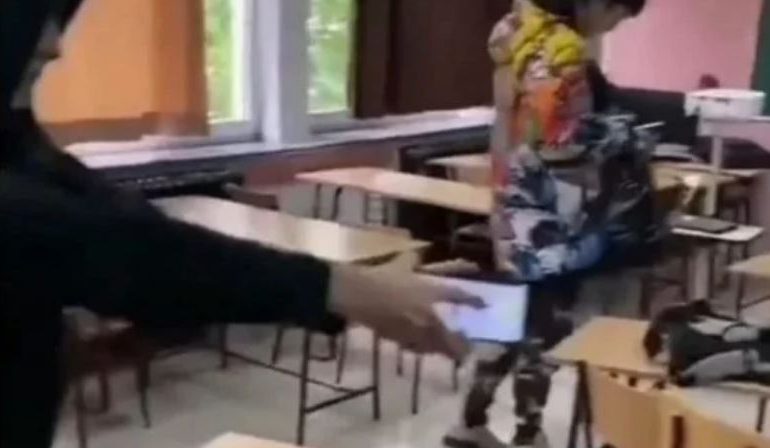 DHUNA NXIT DHUNËN/ Nxënësit serbë “frymëzohen” nga masakra në shkollën fillore, imitojnë vrasësin