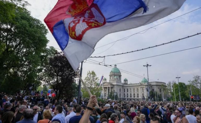 SËRISH PROTESTA NË SERBI/ Mijëra qytetarë thirrje qeverisë dhe mediave: Ndaloni dhunën dhe mos promovoni krimin