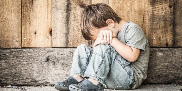 “MË VODHI 13 MIJË EURO”/ 51-vjeçari akuzon partneren: Njërin fëmijë e la në Greqi, tjetrin te nëna, i braktisi për dashnorin