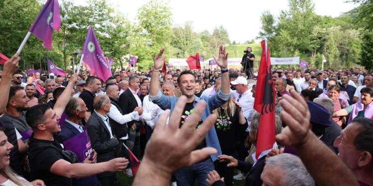 FUSHATA/ Veliaj me banorët e Petrelës, Farkës e Baldushkut: Berisha e Meta e duan Bashkinë që të luftojnë qeverinë