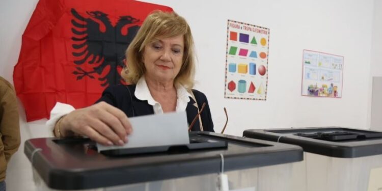SHIFRAT NGA KQZ/ Pjesëmarrje e ulët në zgjedhje: Deri në 18:00 votuan 36.39%