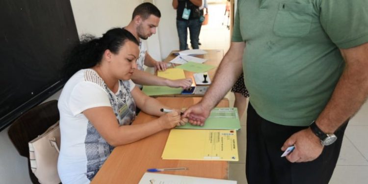 SHQIPËRIA ZGJEDH KRYEBASHKIAKËT E RINJ/ Deri në 13:00, pjesëmarrja e votuesve 23,20%