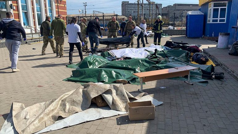 THELLOHET BILANCI/ Shkon në 8 numri i të vdekurve pas sulmeve ruse në qendrën tregtare në Kramatorsk