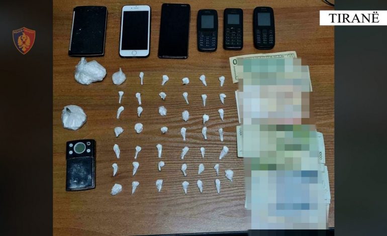 EMRAT/ Shisnin kokainë në lokalet e ish-Bllokut, arrestohet 25-vjeçari, shpallen në kërkim dy bashkëpunëtorët e tij