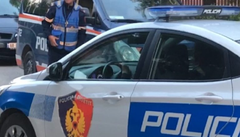E PËSON KEQ/ I dehur në timon përplasi me makinë 45 vjeçaren, arrestohet shoferi në Fier
