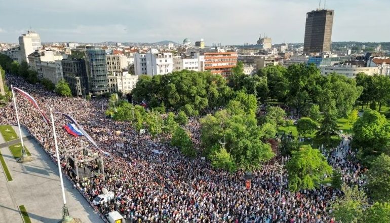 MASAKRAT NË VERI/ Mijëra qytetarë në protestë kundër qeverisë: Vuçiç ik