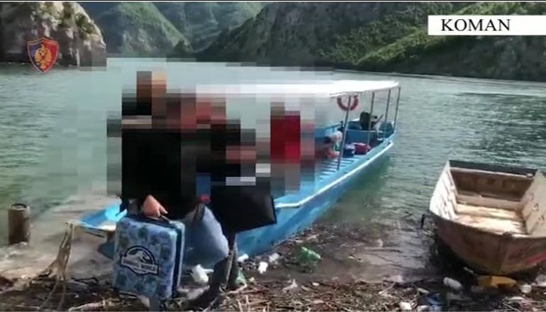 SIGURIA E TURISTËVE/ Bllokohen 5 varka artizanale dhe 1 traget në liqenin e Komanit! Në hetim pronari i tragetit…