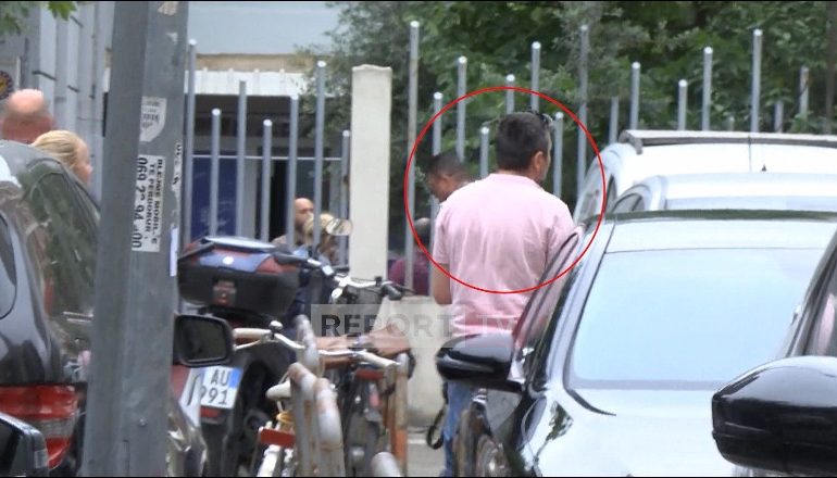 U LIRUA PAK DITË MË PARË NGA QELIA/ Paraqitet në SPAK Pandeli Kokaveshi! Shoqërohet nga avokati i tij