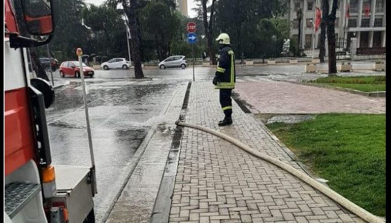 MOTI I KEQ/ Tirana i rikthehet normalitetit pas shirave të rrëmbyeshëm, ekipet e Bashkisë në terren