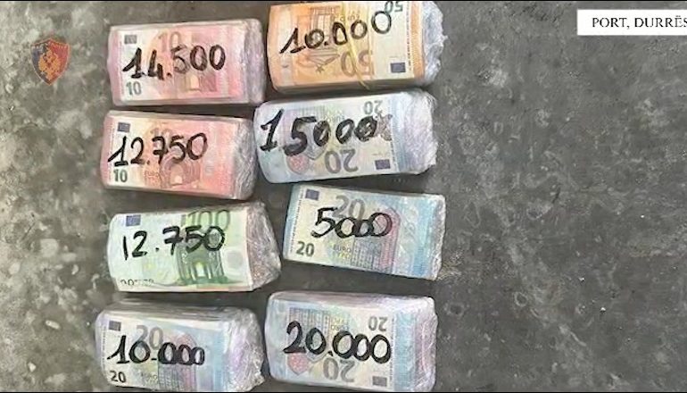 E PËSON KEQ/ Kishte fshehur rreth 100 mijë euro në tavanin e autobuzit të linjës Durrës-Bari, arrestohet 37 vjeçari (EMRI)