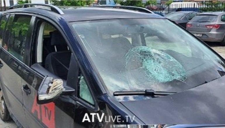 TENSIONET NË VERI TË KOSOVËS/ Sulmohet ekipi i gazetarëve në Zveçan
