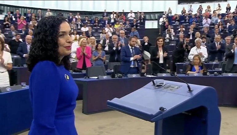 MBAJTI FJALIMIN HISTORIK NË PE/ Momenti kur e gjithë salla ngrihet në këmbë dhe nderon me duartrokitje Vjosa Osmanin