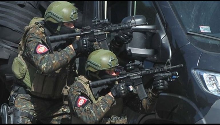 TENSIONET/ Policia e Kosovës: Tre zyrtarë policorë janë rrëmbyer nga forcat serbe pranë kufirit në veri
