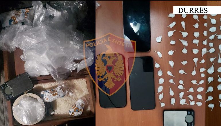E PËSOJNË KEQ/ Shisnin kokainë me doza në zonën e plazhit, arrestohen 3 të rinjtë në Durrës (EMRAT)