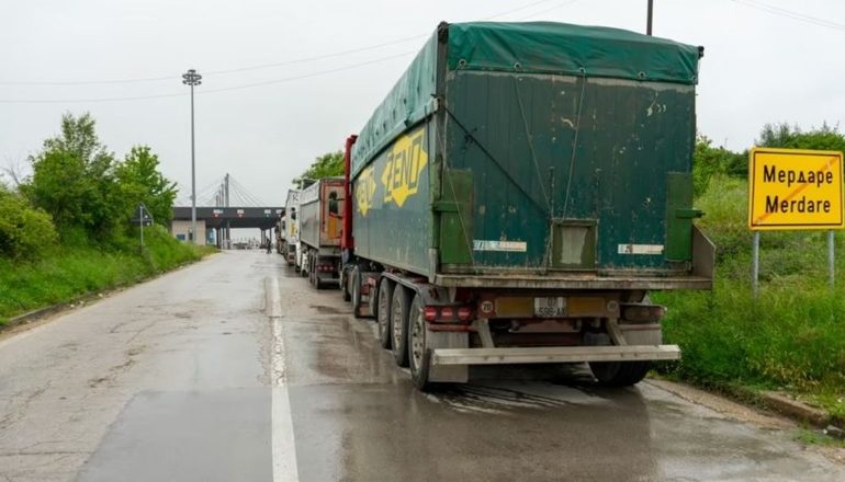 TENSIONET/ Serbët bllokojnë rrugët në pikat kufitare në Jarinjë, Bërnjak e Merdare! S’lejojnë kalimin e kamionëve nga Kosova