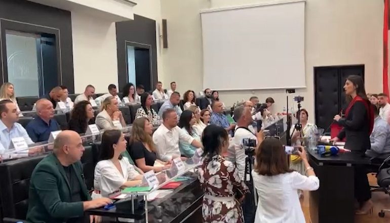 FITOI MANDATIN E DYTË NË DURRËS/ Emirjana Sako betohet dhe merr detyrën e kryebashkiakes