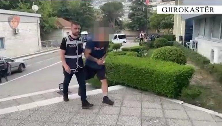 GJIROKASTËR/ Transportonin 11 emigrantë të paligjshëm, 1 i arrestuar, 1 nën hetim! Sekuestrohen 5500 euro
