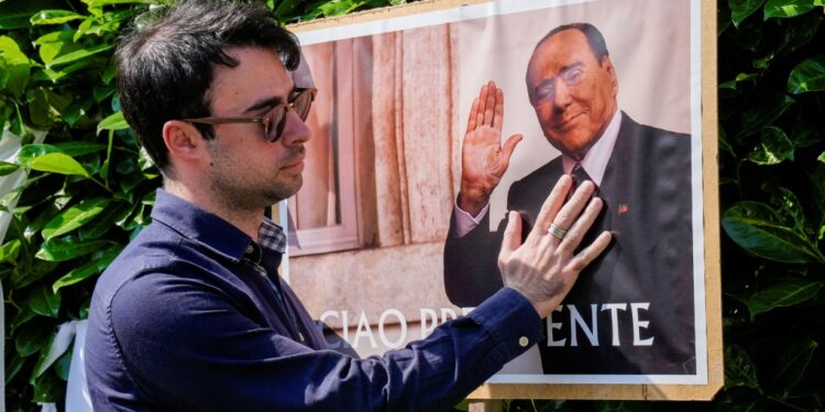 ITALIA NË ZI PËR BERLUSCONIN/ Ceremoniali i homazheve në katedralen e Milanos