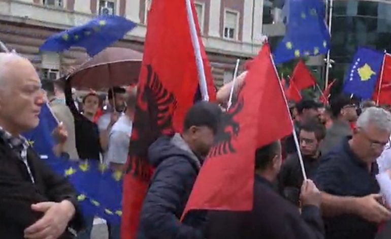 “SERBIA DUART LARG NGA KOSOVA”/ Qytetarët protestë para kryeministrisë në Tiranë: Lironi vëllezërit tanë!