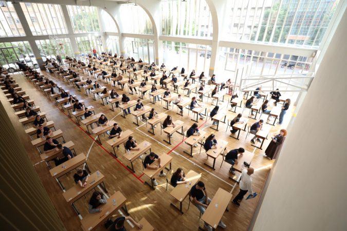 MATURA SHTETËRORE/ 30 mijë nxënës i nënshtrohen sot provimit të Gjuhës Shqipe dhe Letërsisë