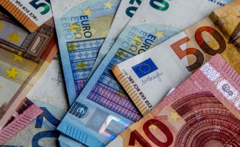 EURO NUK NDAL RËNIEN AS KËTË JAVË/ I afrohet sërish 106 lekëve, Dollari rritet