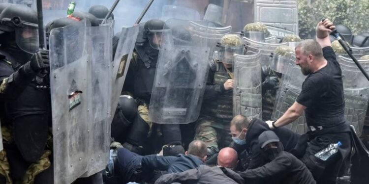 TENSIONET/ Parlamenti Europian kërkon hetim dhe ndjekje penale për ata që sulmuan trupat e KFOR