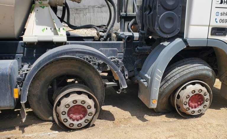 MOMENTE PANIKU NË “FRESK”/ Betonierja këput telin e korrentit nga shtylla, shkarkesa elektrike i çan gomat