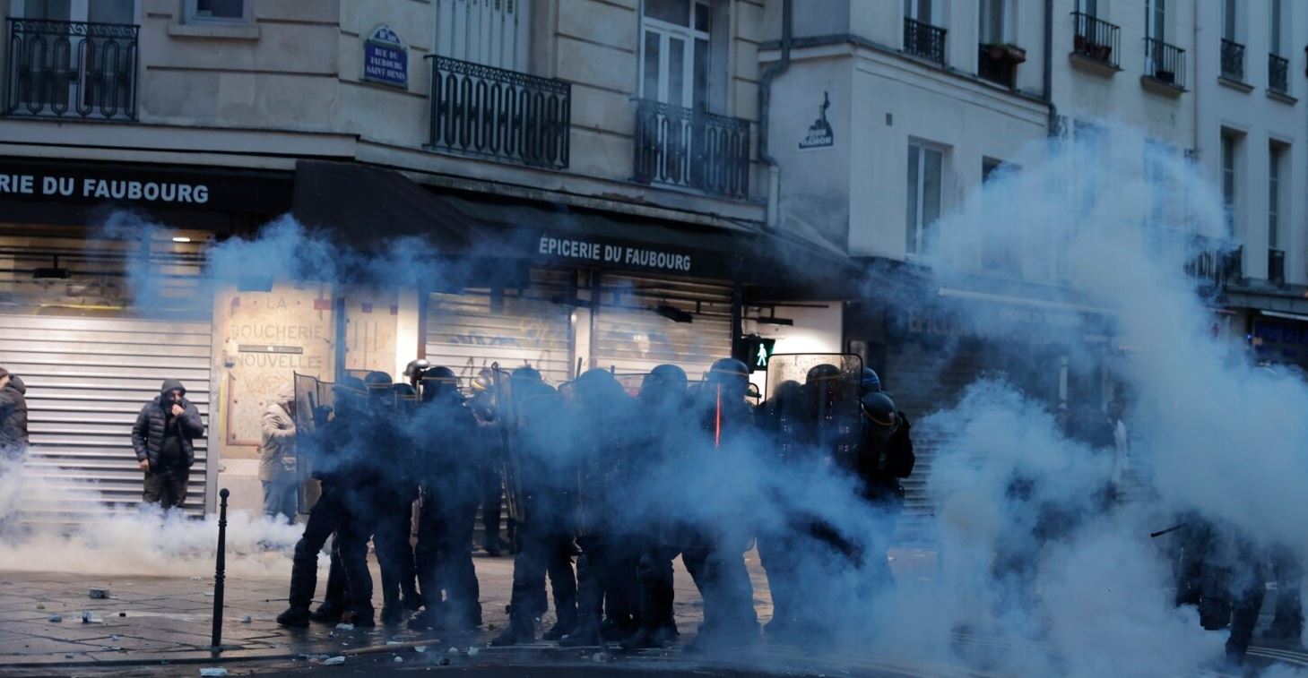 PROTESTAT E DHUNSHME NË PERIFERI TË PARISIT/ Autoritetet franceze thirrje për qetësi