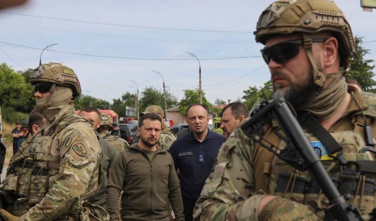 SHPËRTHIMI I DIGËS/ Zelenskyy viziton zonat e përmbytura në rajonin e Khersonit