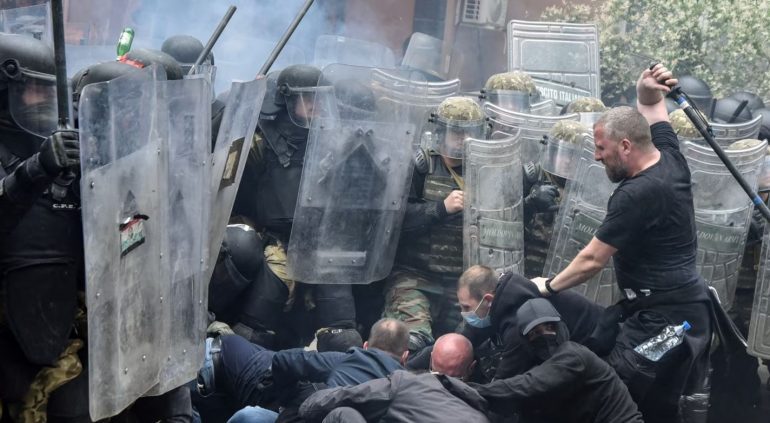 TENSIONET NË VERI/ KFOR-i: Pas protestave të dhunshme në Zveçan kanë qenë disa grupe kriminale