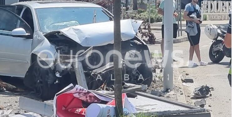 PAMJET/ Makinat dalin nga rruga dhe përmbysen, dy aksidente brenda pak minutash në Durrës