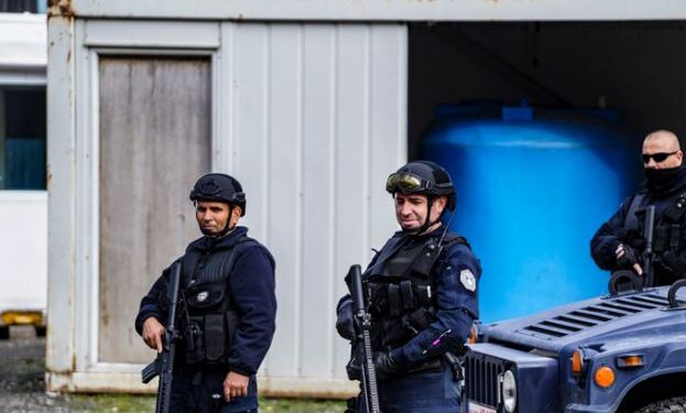 SI PARAQITET SAITUATA NË ZVEÇAN/ Shpërthejnë 2 shock-bomba në afërsi të komisariatit të policisë
