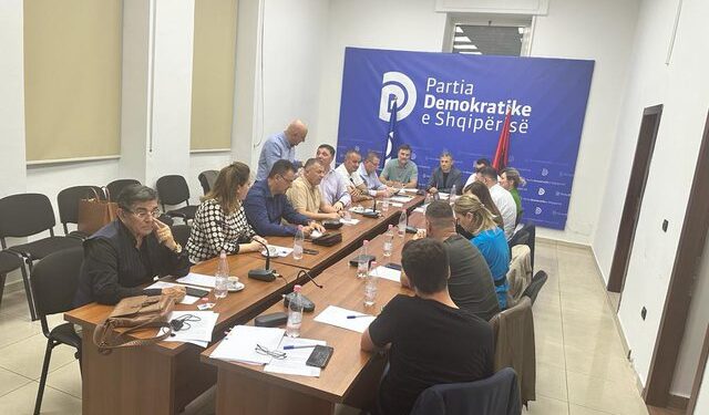 FOTO-LAJM/ Zgjedhja e kryetarit të ri, vijon prej afro dy orësh mbledhja e kryesisë së PD