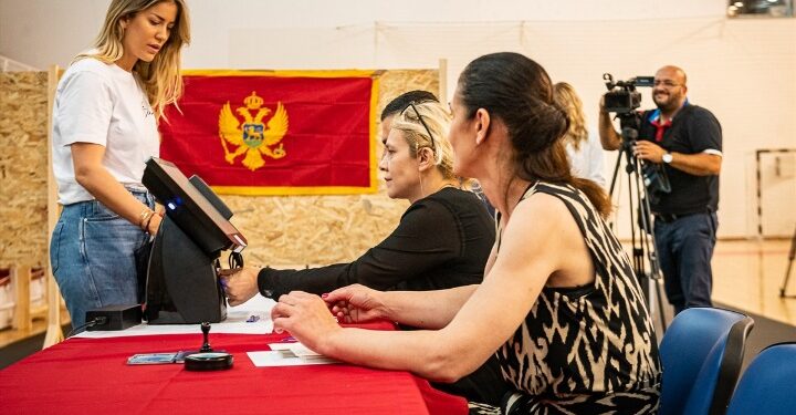 ZGJEDHJET/ Mbyllen votimet në Malin e Zi: 56.4% pjesëmarrja, Gjukanoviç…