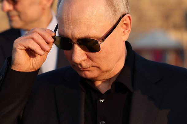 FOTOLAJM/ I gjithi i veshur me të zeza, Vladimir Putin viziton…