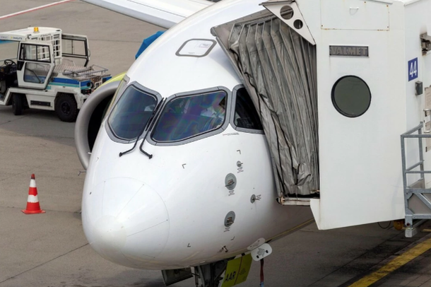 E TRISHTË/ U sëmur gjatë fluturimit, 11-vjeçari vdes pas uljes emergjente të avionit