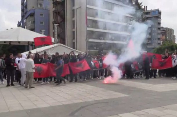 “PËR KOSOVË JETËN DOJM ME DHËNË”/ Shqiptarët në protestë në Mitrovicë, këndojnë njëzëri