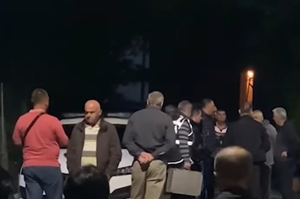 I RIU MBYTI ME PLASTMAS NËNËN E TI/ Flasin fqinjët e familjes Muhollari: Djali ishte i sëmurë, i ati lajmëroi policinë por…