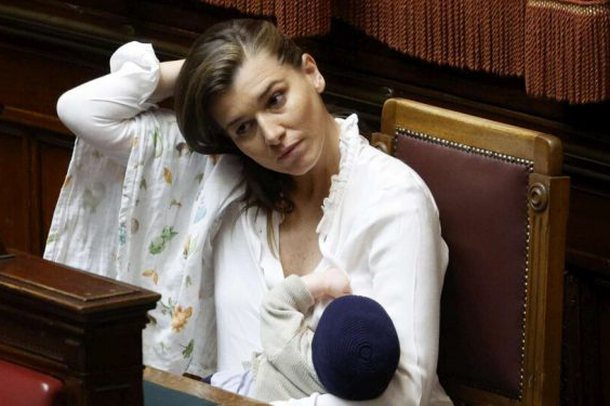 FOTOLAJM/ Deputetja në Itali ushqen të birin me gji në sallën e Parlamentit