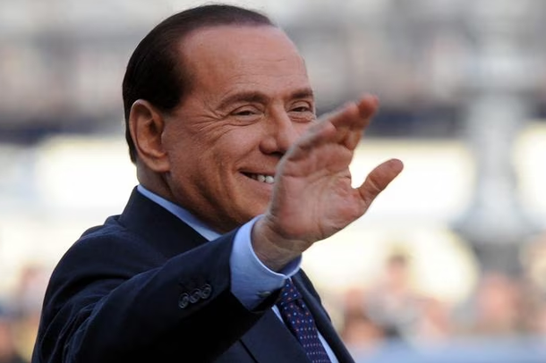 LAMTUMIRA E FUNDIT/ Dy mijë të pranishëm në ceremoni, të fshehtat e funeralit të Silvio Berlusconit