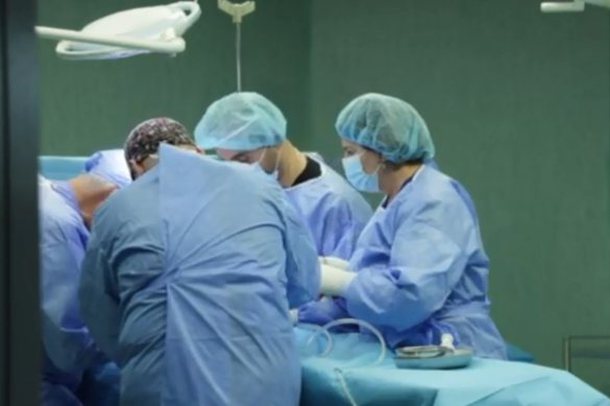 OPERACION I RRALLË TE TRAUMA/ Tri ndërhyrje në tru dhe shtyllë kurrizore, i shpëtohet jeta 55-vjeçarit
