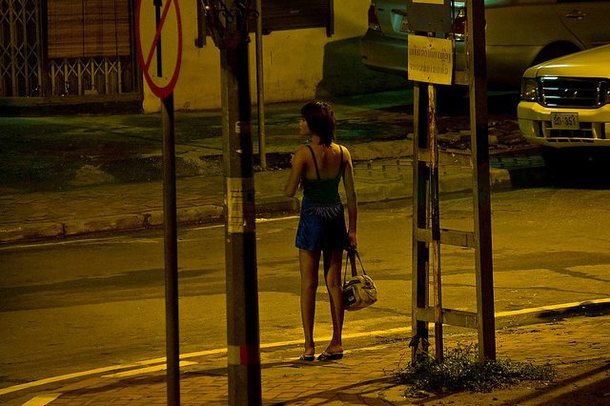 “HAJDE TË BËSH QEJF”/ INVESTIGIMI: Prostitucion “sheshit” në dalje të Tiranës, gratë nuk duan hotel, e bëjnë në…