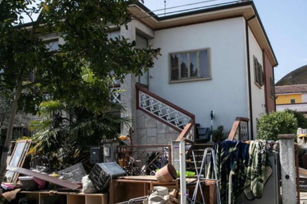 PREKËSE/ Gruaja dhuron mobiliet e saj për një familje të prekur nga përmbytjet pasi djali i saj humbi ‘betejën’ me kancerin