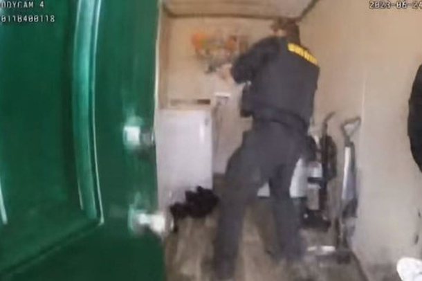 VIDEO TRONDITËSE/ Nëna tenton të mbysë fëmijën 2-vjeçar në vaskë, policia e gjen duke…