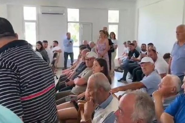 TENSIONE NË HIMARË/ Mbështetësit e Belerit “përplasen” me punonjësit e bashkisë, mes tyre dhe ambasadorja greke