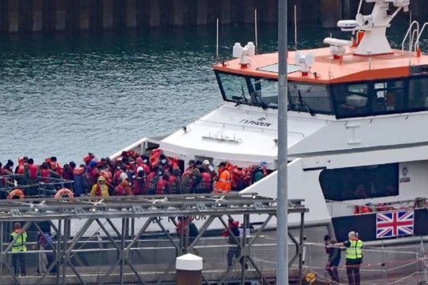 MIJËRA SHQIPTARË KËRKUAN AZIL NË MBRETËRINË E BASHKUAR/ Deputeti britanik e cilëson Home Office një ‘turp’